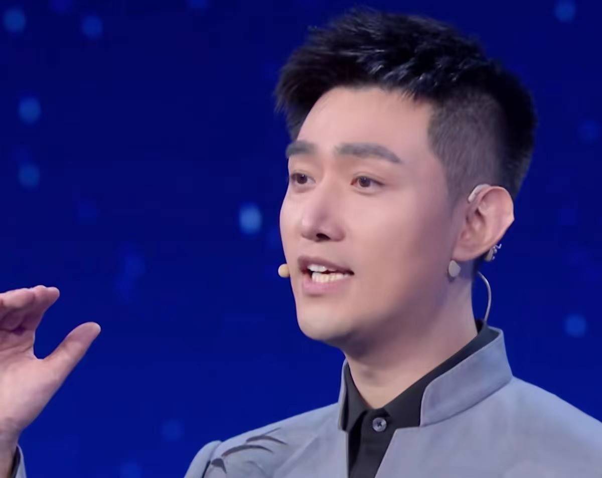 央视再出人才,《主持人大赛》1米84长腿男神晋级,颜值不输任鲁豫_选手