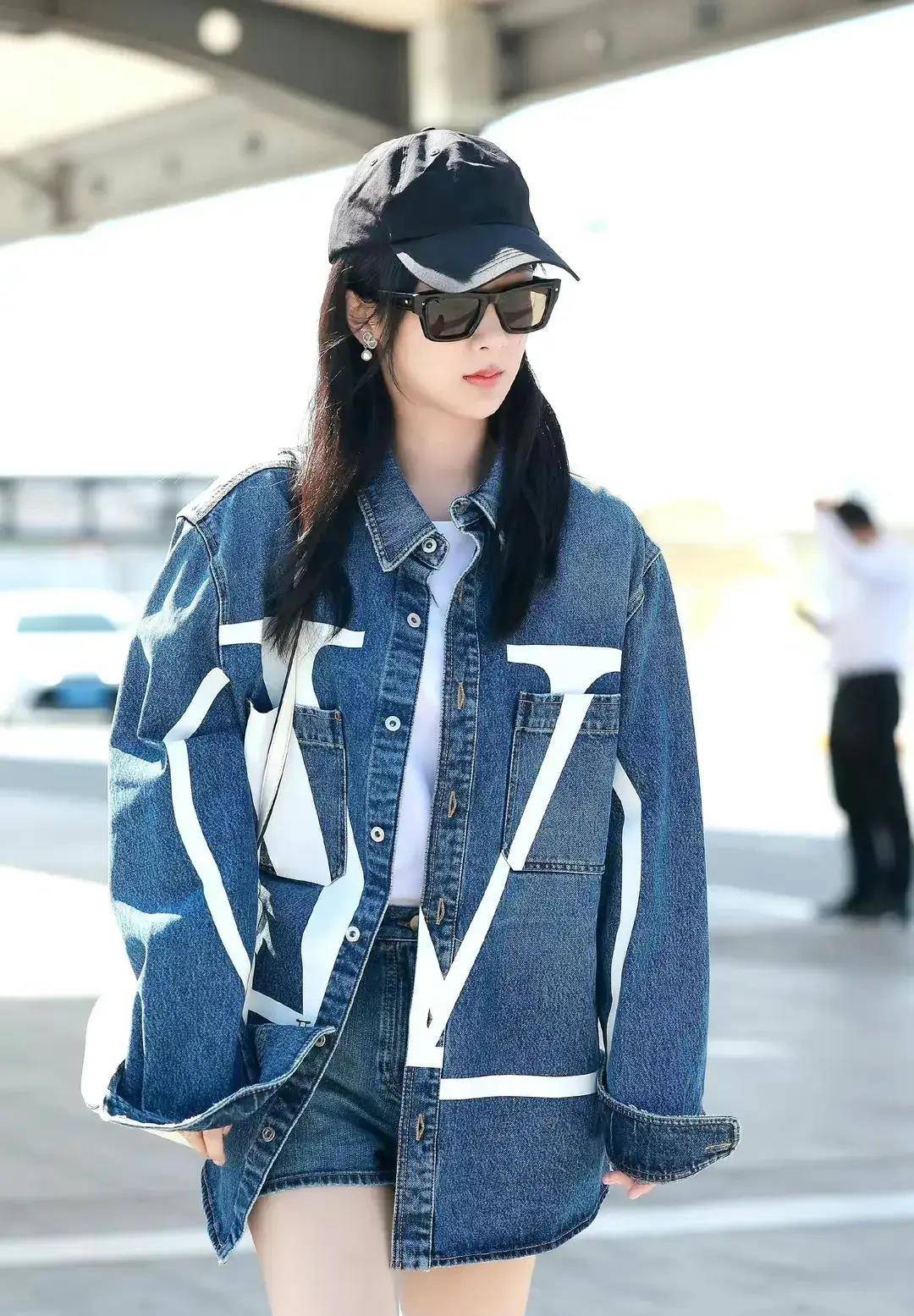 杨紫出席巴黎时装周,身穿牛仔套装搭配高筒靴,时尚活力十足_外套_短裤