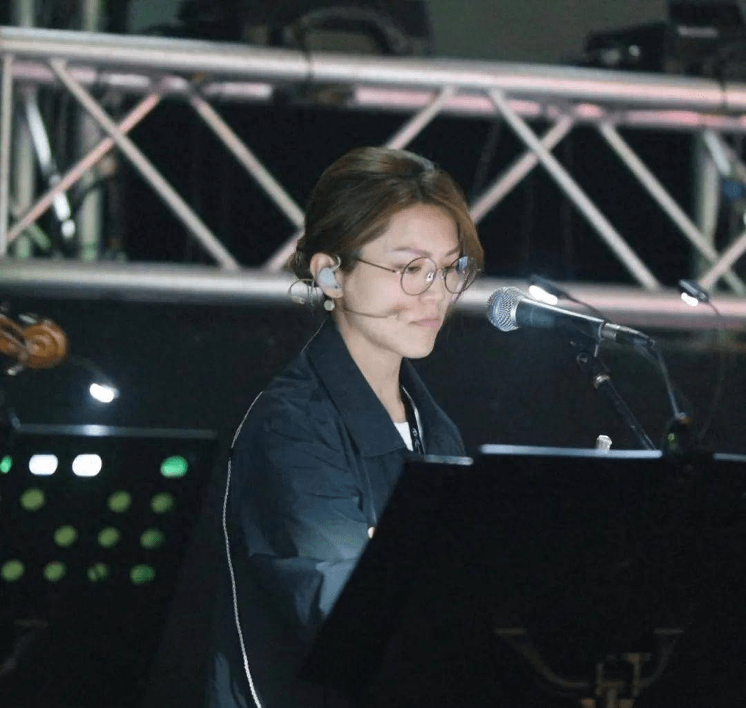 她出身富裕,貌美有才,嫁林晓峰生2子,18年婚姻终结有原因