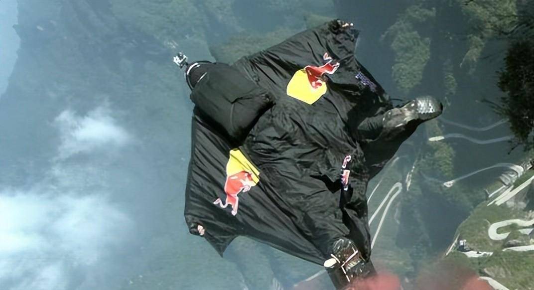 国外29岁冰球明星被冰刀割喉,不治身亡,现场8000名观众亲眼目睹_亚当