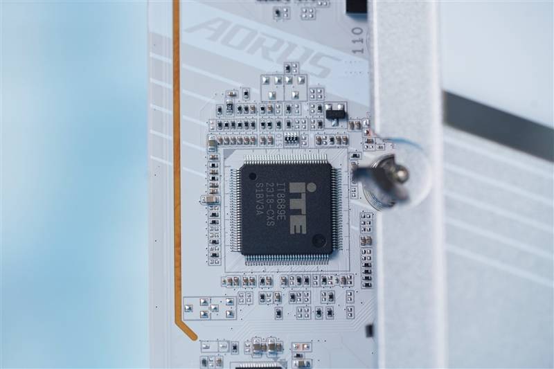 颜值性能兼修！技嘉冰雕X Z790 AORUS PRO X主板评测：稳压酷睿i9 仅有79℃(图14)