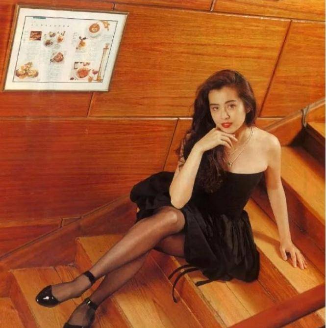 王祖贤穿着黑袜子和天鹅衬衫,重现了他的旧风格,网友:太好了!