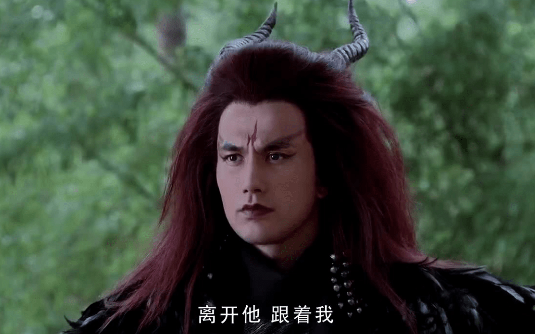 而这位扮演魔尊的演员,叫作黄志玮,他不仅颜值高,一身肌肉让美少女