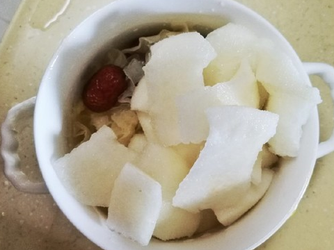 教你10分钟做银耳汤，2天喝1碗，满脸胶原蛋白，皮肤紧致细腻(图4)