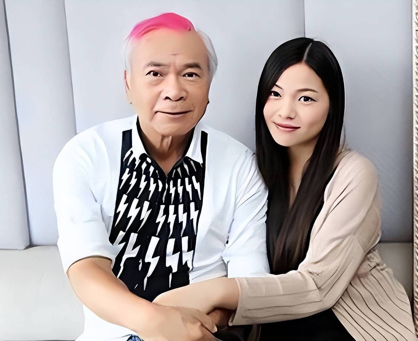 73岁李龙基与36岁女友甜蜜庆生，老友为其助阵，网友：祝福_手机搜狐网