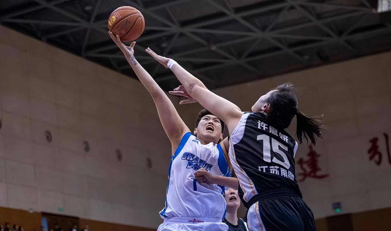 第三节山东女篮还是顺风顺水,大比分领先之后,李光琦也是换上了年轻