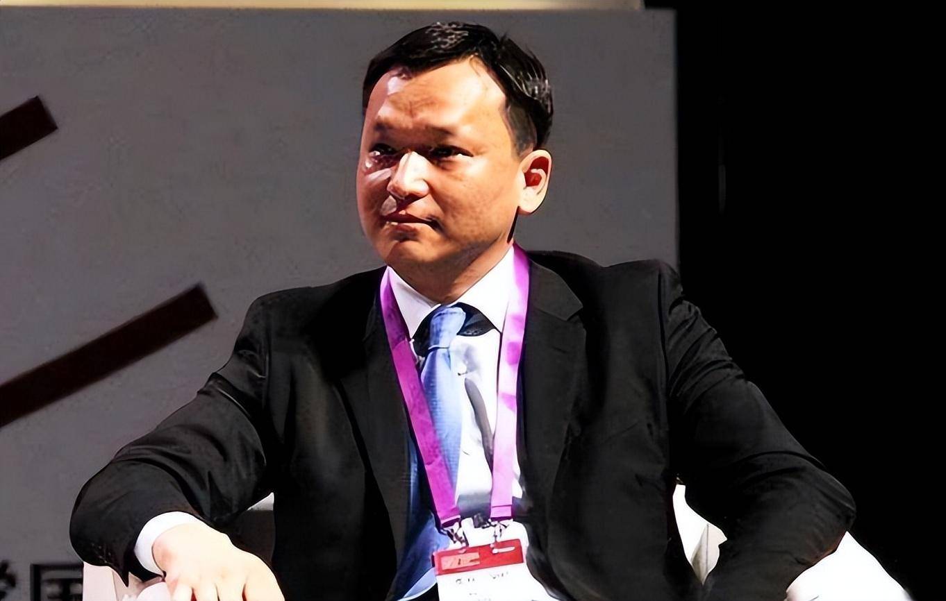 她是凤凰卫视最传奇的主持人,也是瑞幸咖啡老板娘,老公帅又年轻