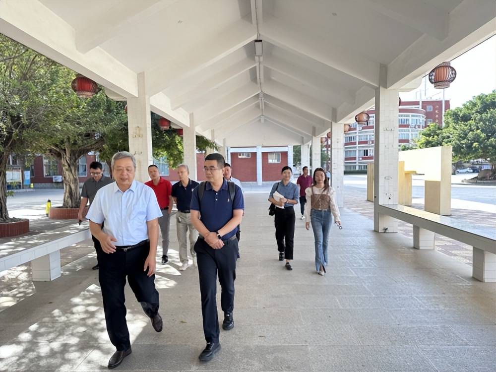 这是晋江市首所由社会力量创办的全日制完全中学.