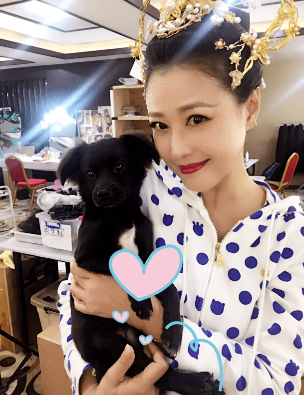 57岁周海媚近照曝光,眼袋比眼睛还大老态明显,被喊奶奶幽默回应_网友