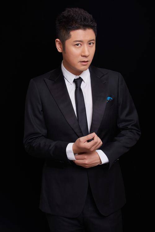 2011年,与韩雨芹,赵锦焘,付悦合作主演家庭情感剧《三十而立》,在剧中