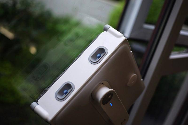 让擦窗更轻松 双向四喷头 赫特智能擦窗机器人W9