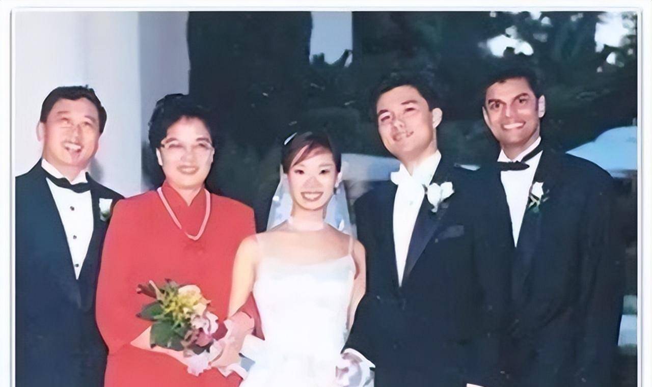 哈佛大学1998年的一次商业研讨会上,邵亦波正好坐在鲍佳欣旁边,他抬头