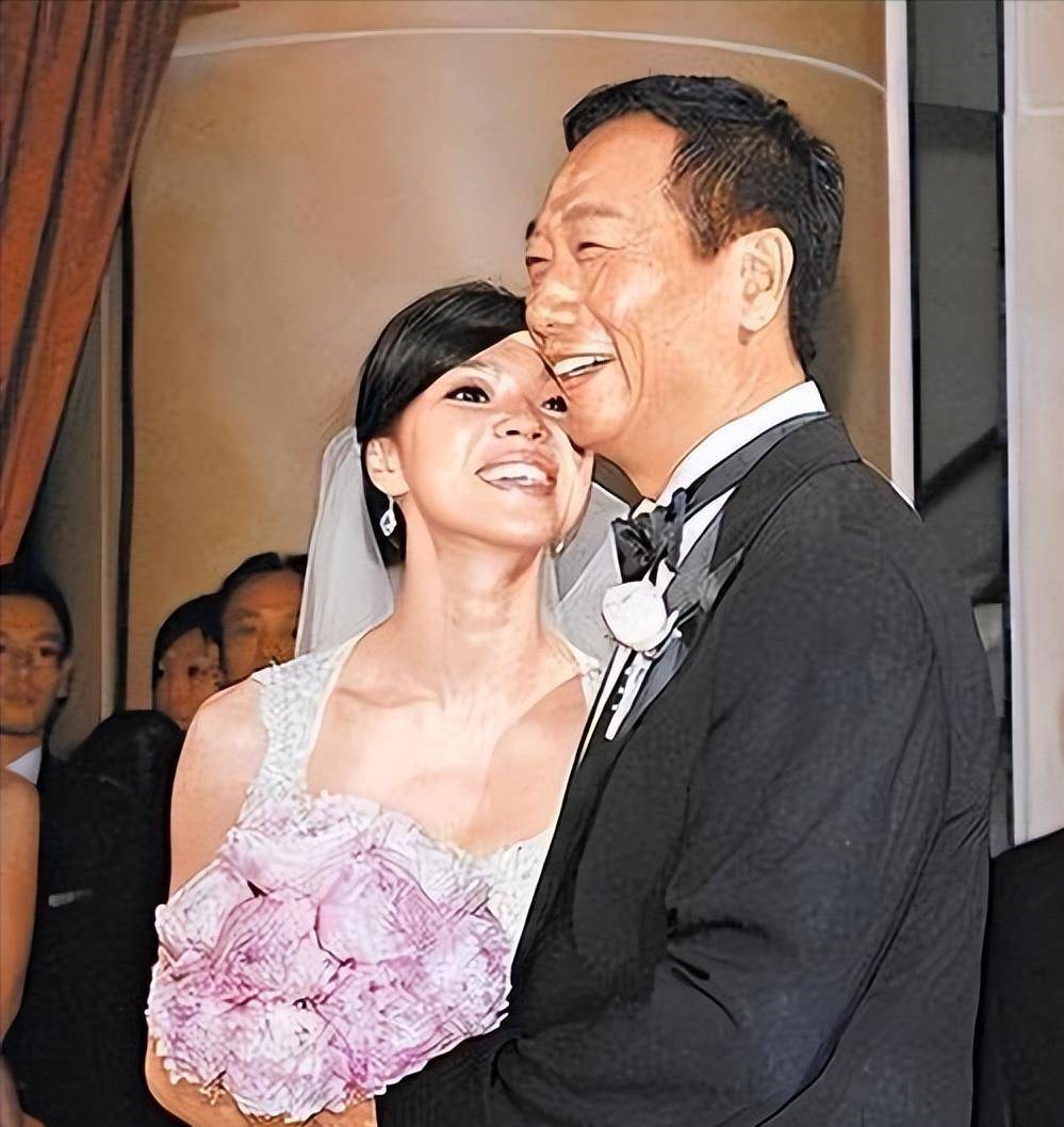 一年后,郭台铭向曾馨莹求婚成功,两人结婚.