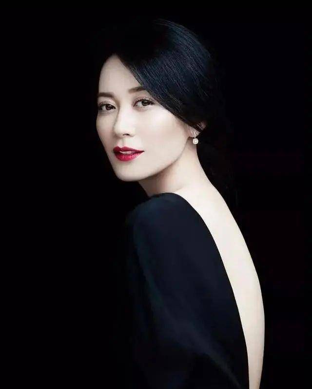 俞飞鸿极简穿搭惊艳,奔五了也高级大气无压力,红唇增添魅力_时尚_衬衫