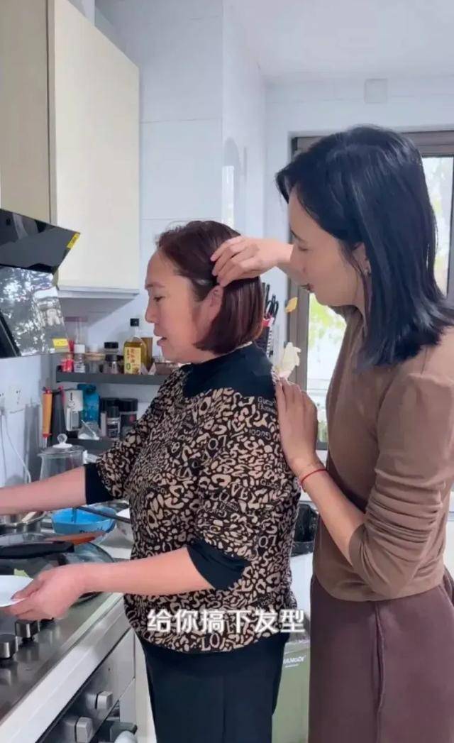所以当李亚鹏婆婆做饭的时候,海哈金希就会帮妈妈剪头发,完全不用担心