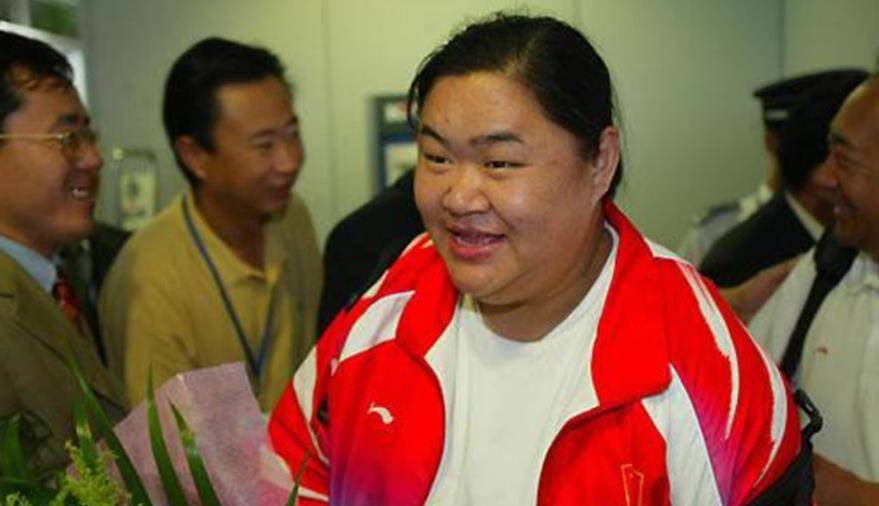唐功红奥运会上舍命一举,为国夺冠后销声匿迹,今44岁已满头白发_举重