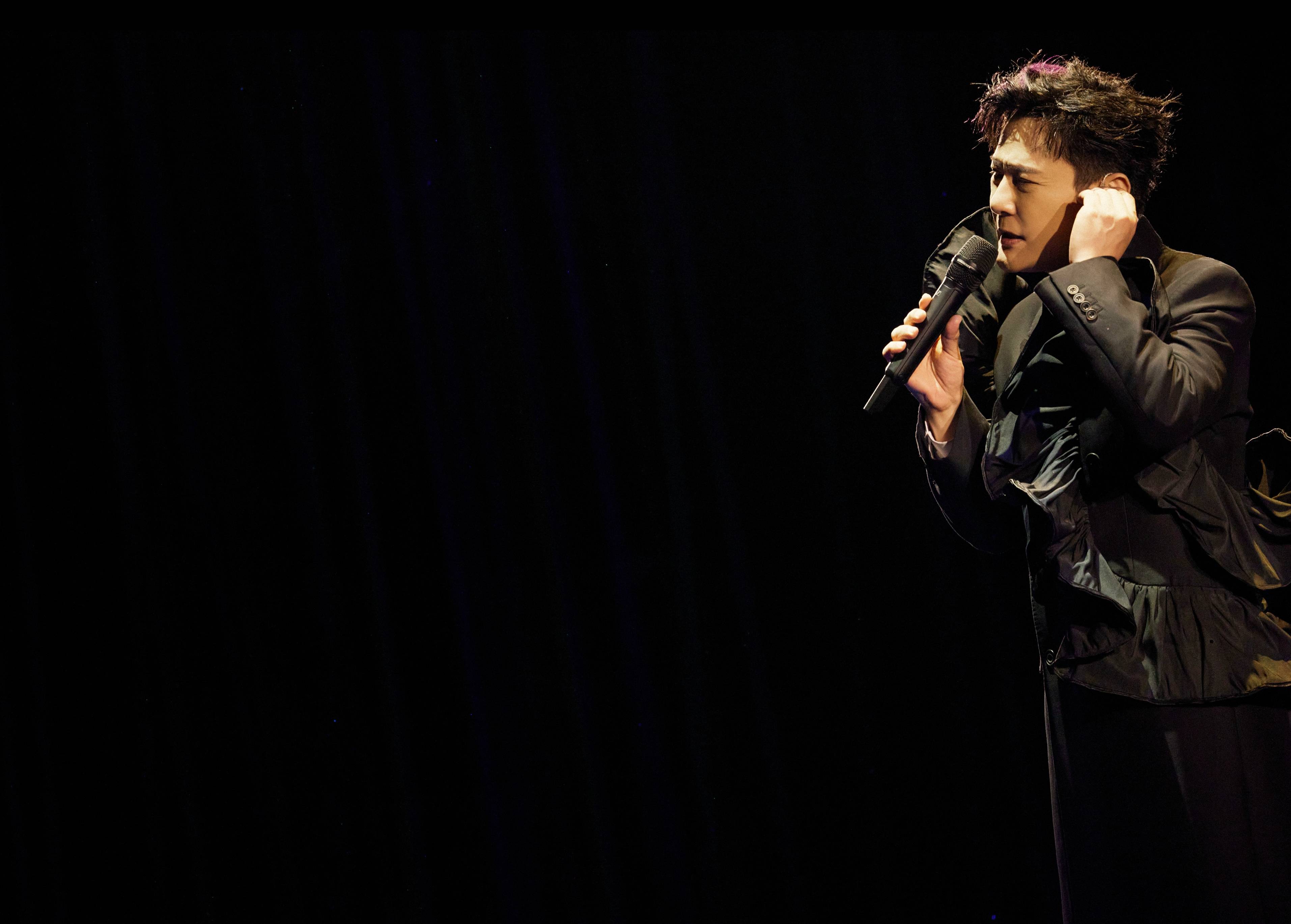 未来式2.0重庆站圆满收官,张信哲自我调侃遭粉丝热烈表白