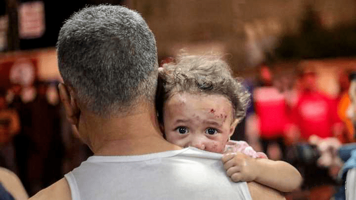 的两兄弟随时坍塌的楼梯上,一位母亲,冒死带出孩子的玩具车以卵击石