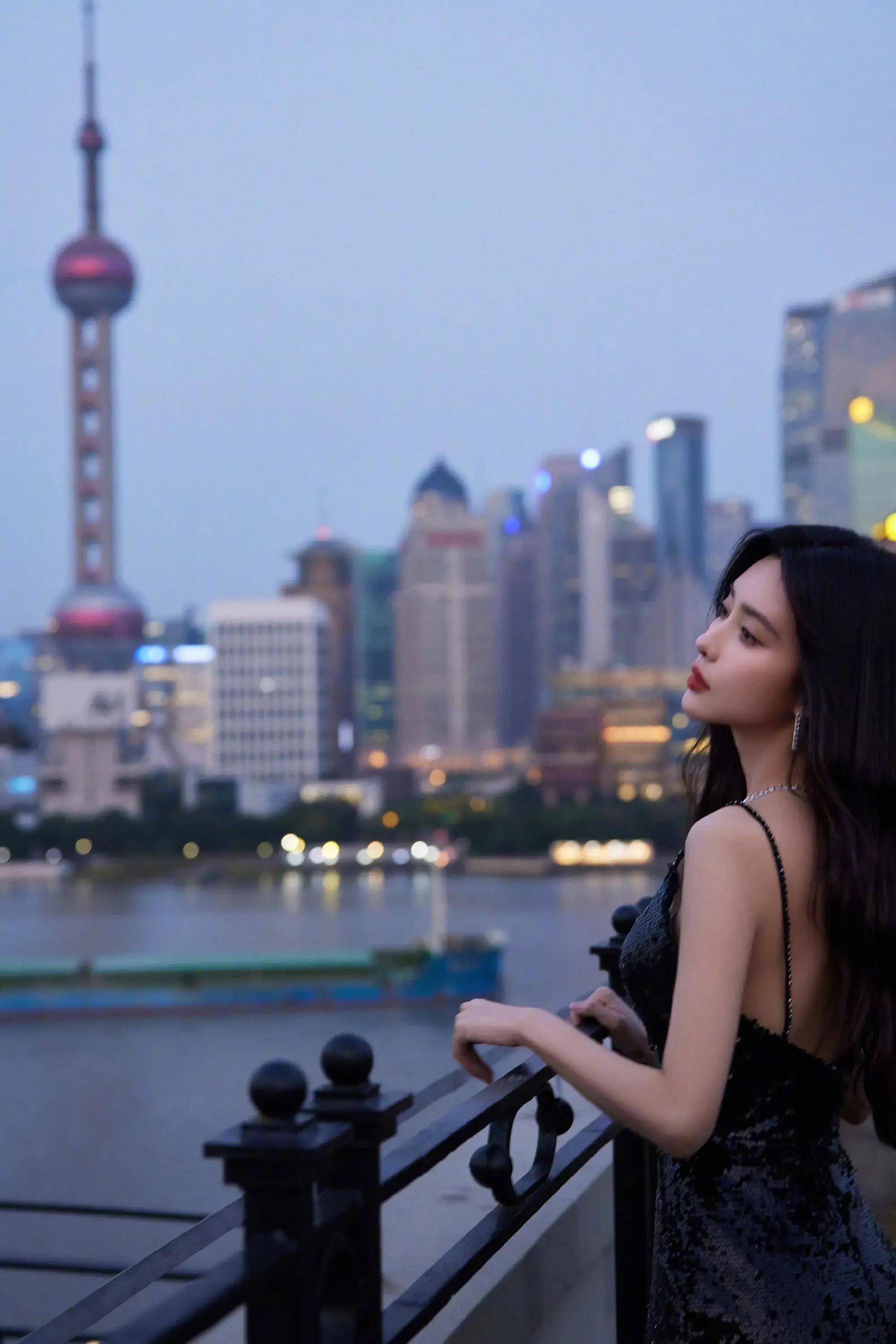 孟子义穿黑色吊带深v亮片裙漫步上海外滩 身材凹凸有致 丰满性感