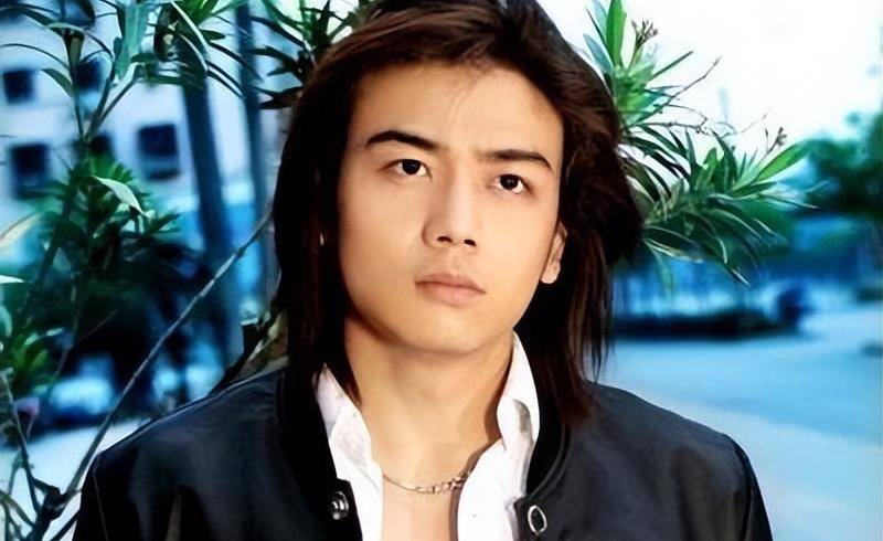 戴娆看杨烁很有潜质而且还年轻,不想耽误他的前程,便建议他报考中戏