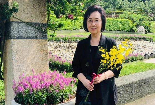 插足第三者,著作三观不正,宣扬"爱情至上"的琼瑶到底对否?