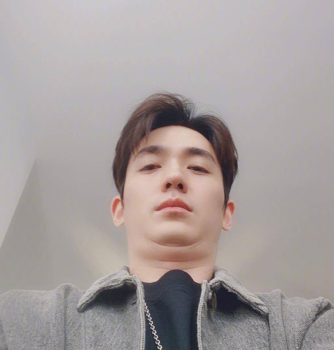 照片明显看得出他是故意的,穿得整整齐齐,头发也梳成了精神小伙,不