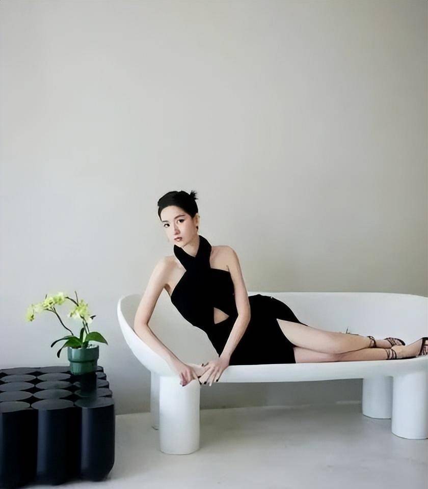 王玉雯一袭黑色长裙现身活动现场,尽显酷炫气质,充满新锐感_的设计