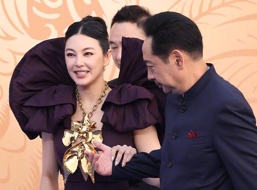 金鸡奖红毯:袁泉气质独特,刘德华雅痞吸睛,周冬雨有影后风采_西装