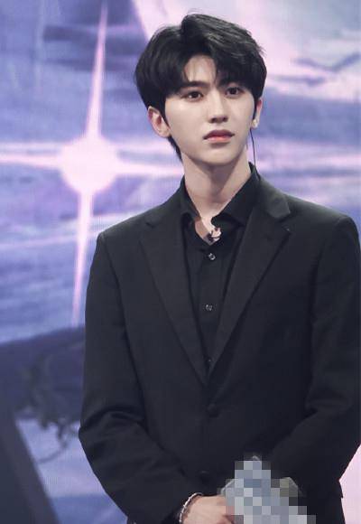 最"贵气"的明星前5位:王一博热巴均上榜,看到他:走路带风!