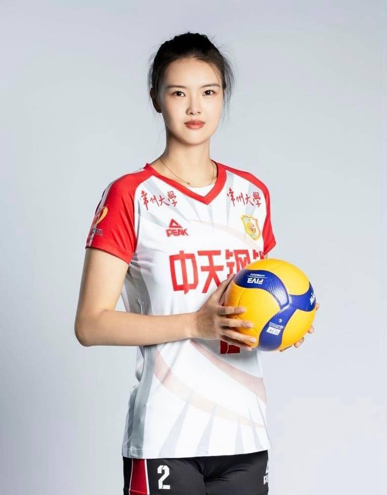 作为世界顶级主攻手,张常宁技术全面,攻,传,防俱佳,能打主攻和策应.