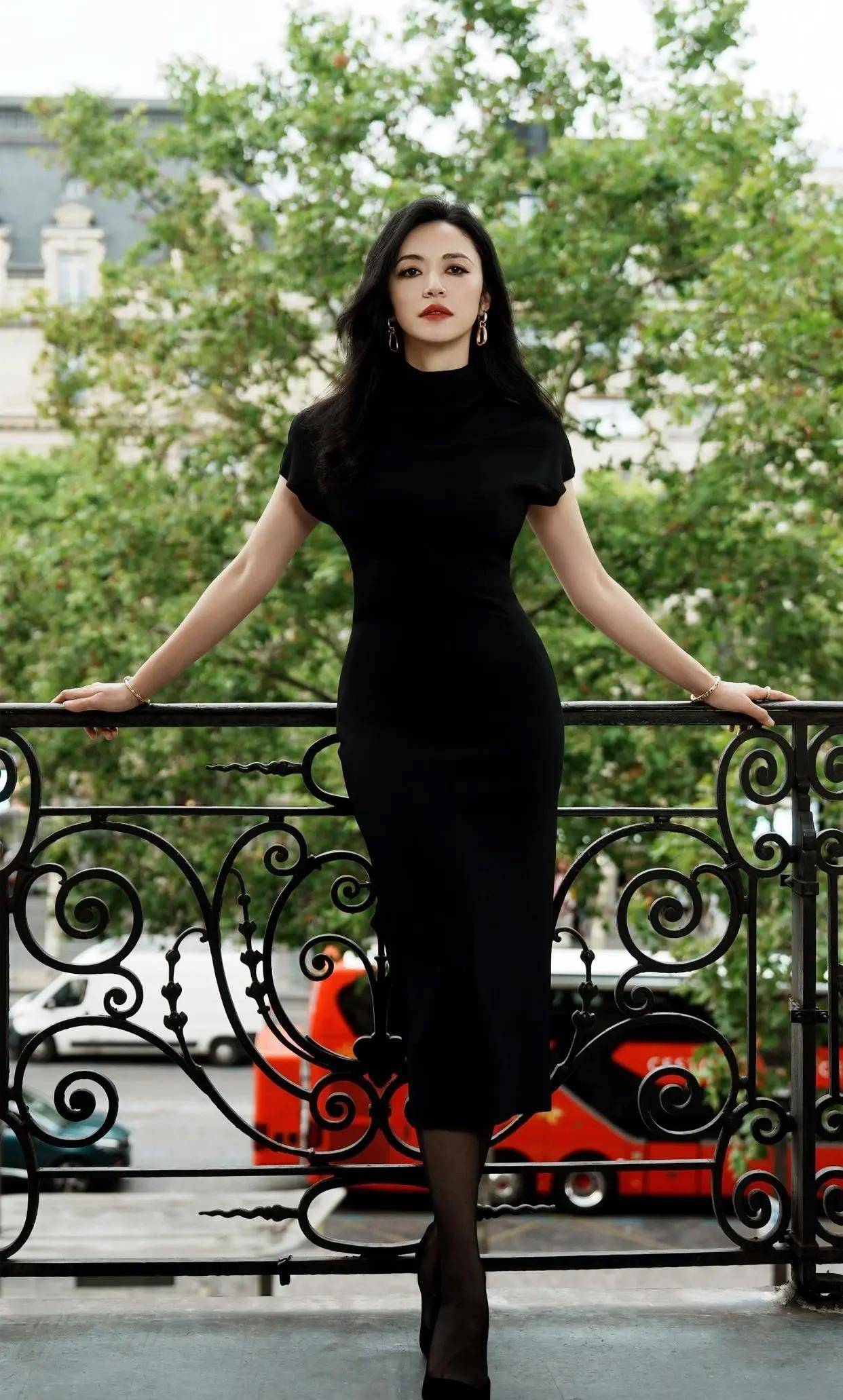 通过精心的服装设计和完美的拍摄效果,姚晨成功展现了他独特的魅力和