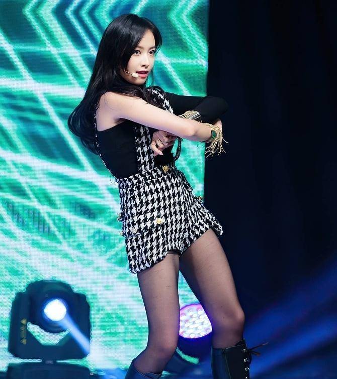 身着短工装裤和黑袜的宋茜完全放开了,网友:太好了! - 大山娱乐八卦