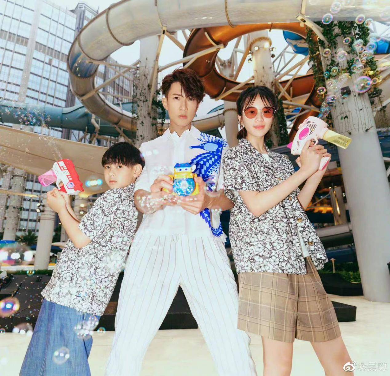 吴尊带儿女疯玩,丞磊卢昱晓拍情侣戏水写真,原来明星都来这玩水_水上