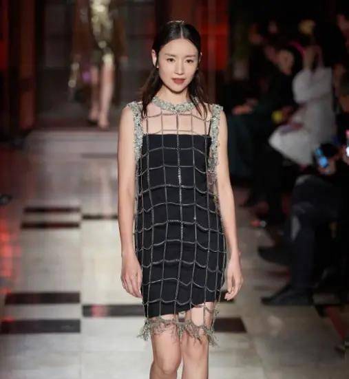 董洁惊艳亮相miu miu 2024春夏秀场,黑色穿搭散发简约温柔魅力_时尚