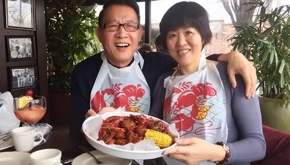 让人们不禁想到无数光辉的时刻_媒体_婚姻_王育成