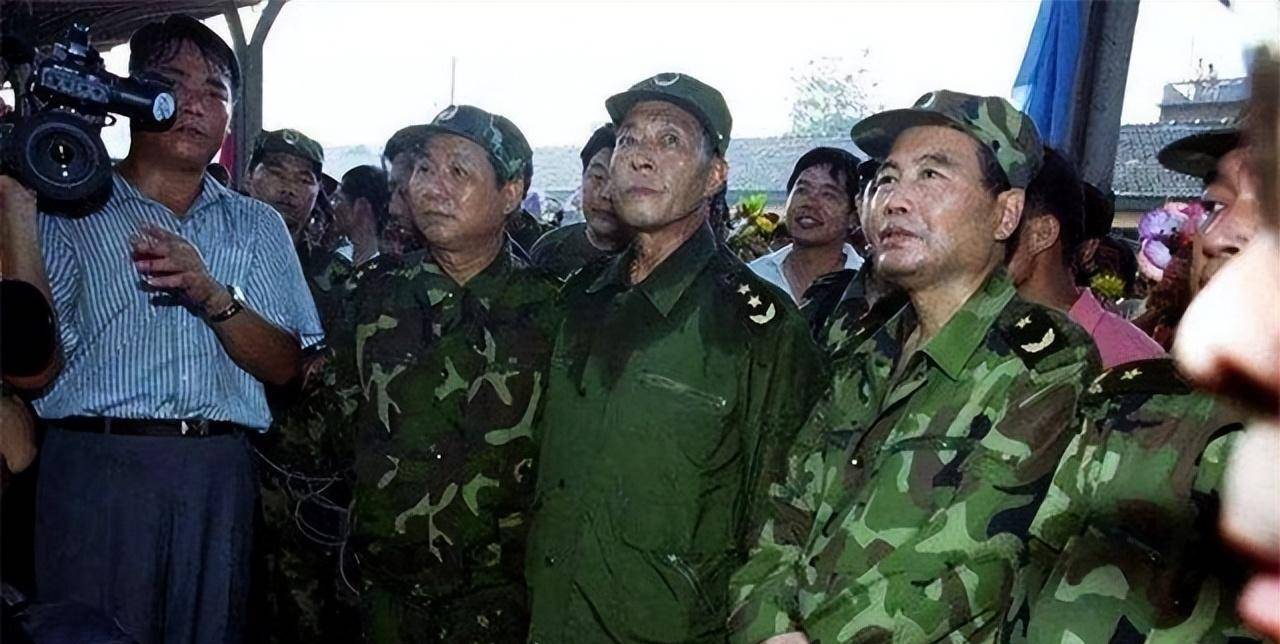 1998年,排长因抗洪被晒到脱皮,中将父亲看后:还没