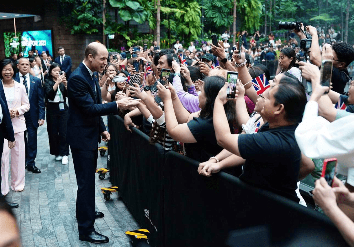 年重新回到新加坡参加,人气好旺,不少民众纷纷与王子合影,拍照,握手