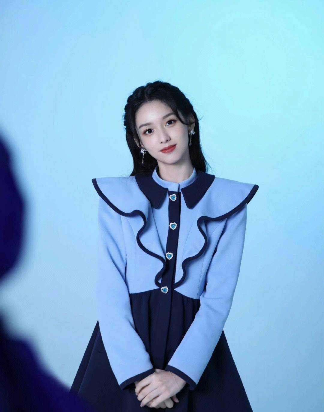 身穿黑色长裙素颜出镜尽显本色_真空_网友_未来的