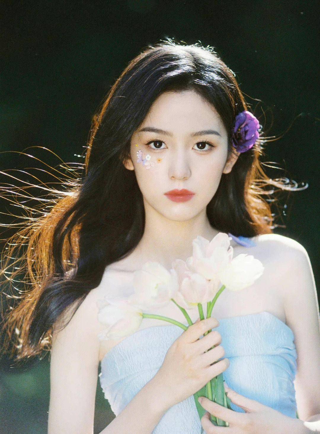 身穿黑色长裙素颜出镜尽显本色_真空_网友_未来的