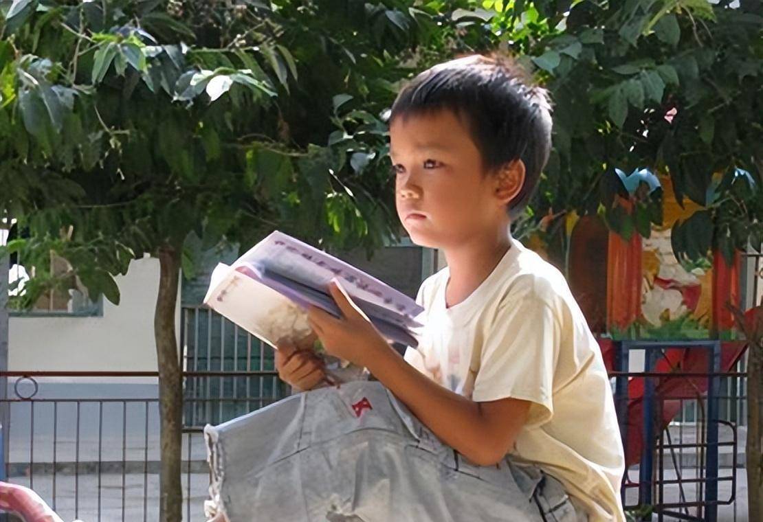 03年辽宁有一名"顺风耳"男孩,3岁才开口说话,第1句话惊呆父母_毕志明