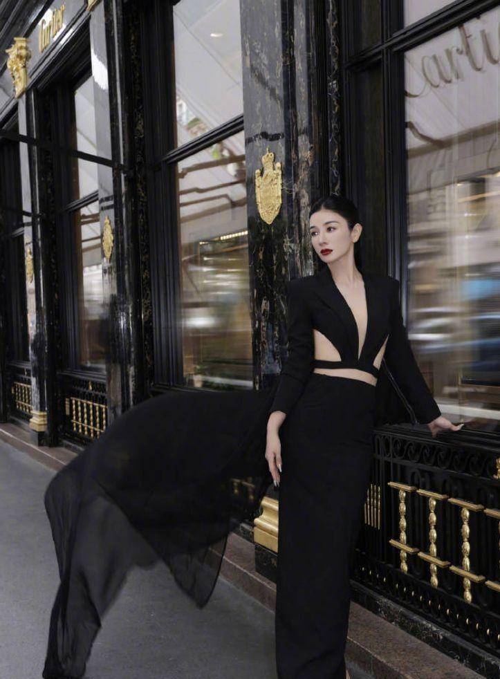 黄奕身穿黑色深v西装裙,凸显自己的好身材,他双臂交叉,看上去自信又