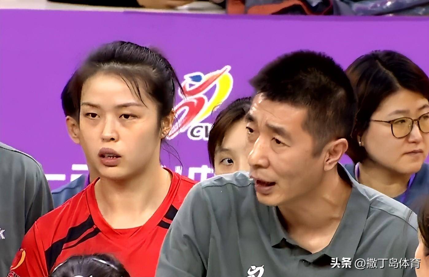 第三局,宋立琪的战术球有贡献,两局优势在手,姚迪开始调动王艺竹和