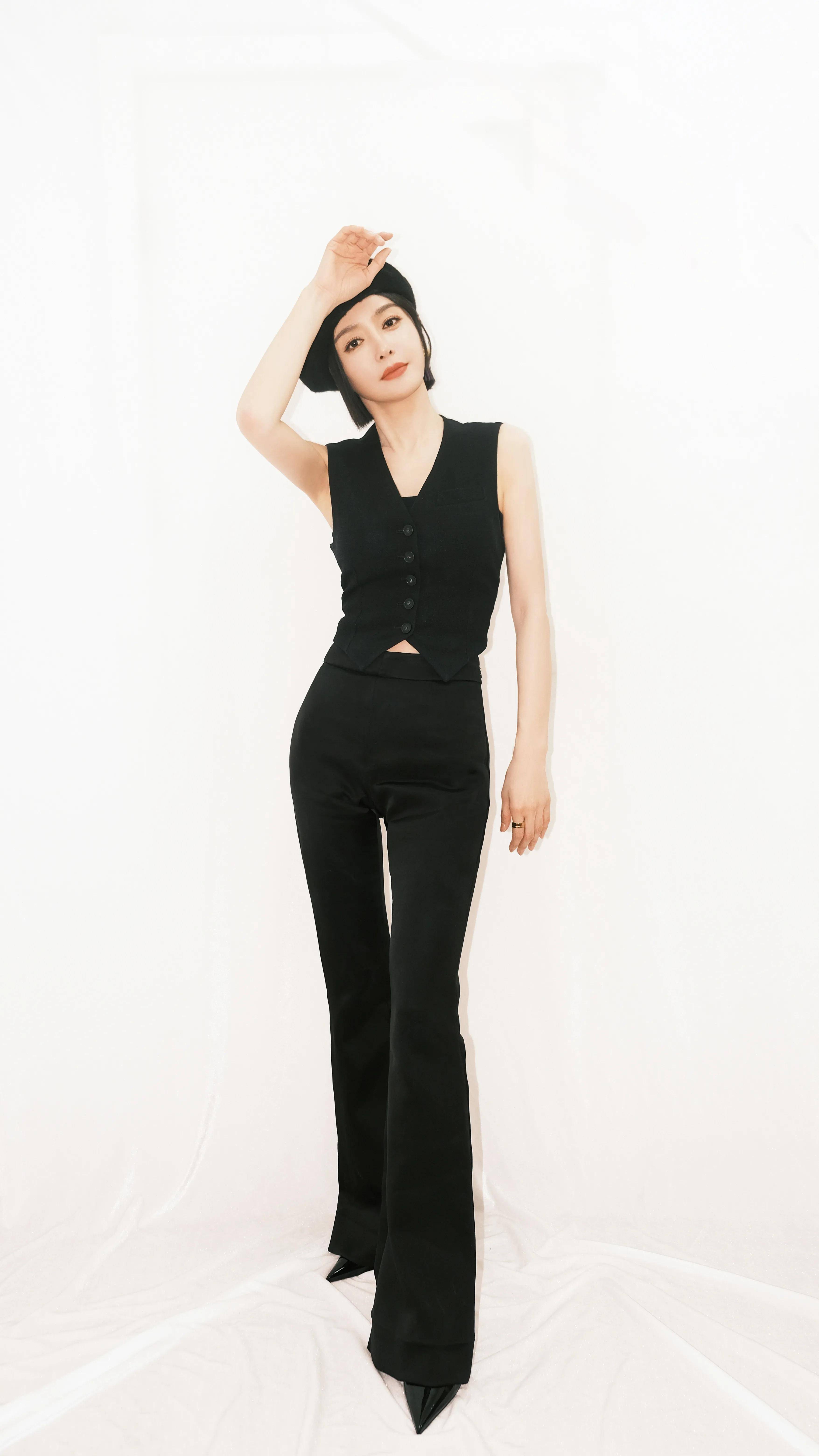 秦岚穿黑色喇叭裤的优秀图片集_气质_线条_的设计