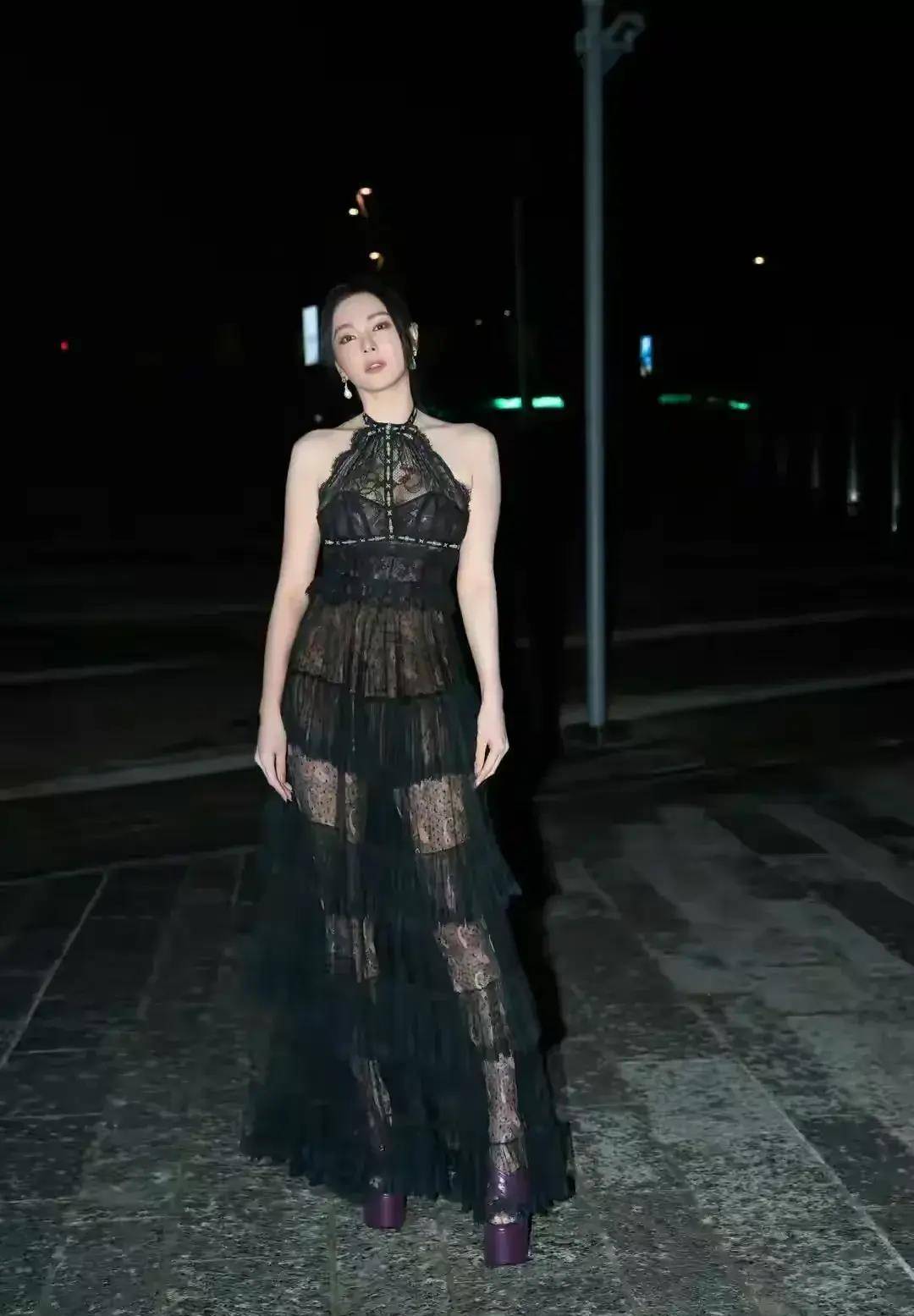 穿黑色透视蕾丝裙出席米兰时装秀引发热议,秀出好身材_电影_衣服_睡衣