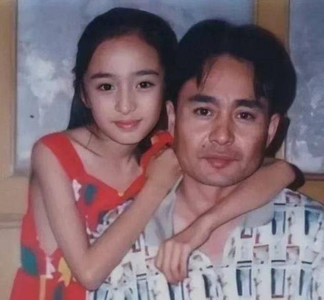 杨幂父亲"丫头"文案冲上热搜,是被父爱狠狠感动的一天!
