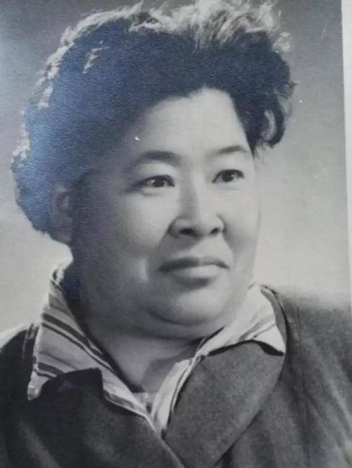 女兵何子友:武义不凡,24岁嫁给周子昆,丈夫死后守节75年_武艺_李德源