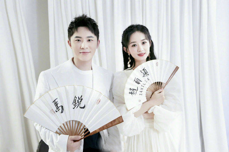 从照片中可以看出,赵丽颖和马锐当时都是白色的.