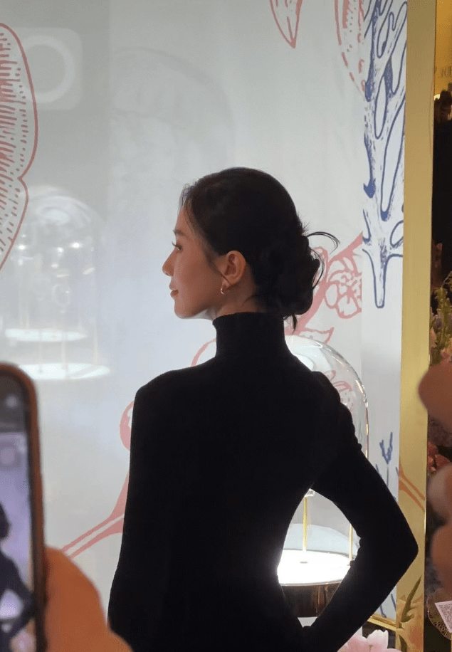 同时花苞一样的饱满设计,也能够遮掩刘诗诗原本后脑勺偏扁的缺点,让她