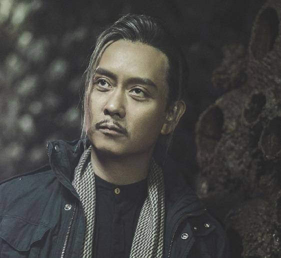 他曾打败张国荣夺得影帝,胡歌喊他师父,却因片场救人而毁容_谢君豪