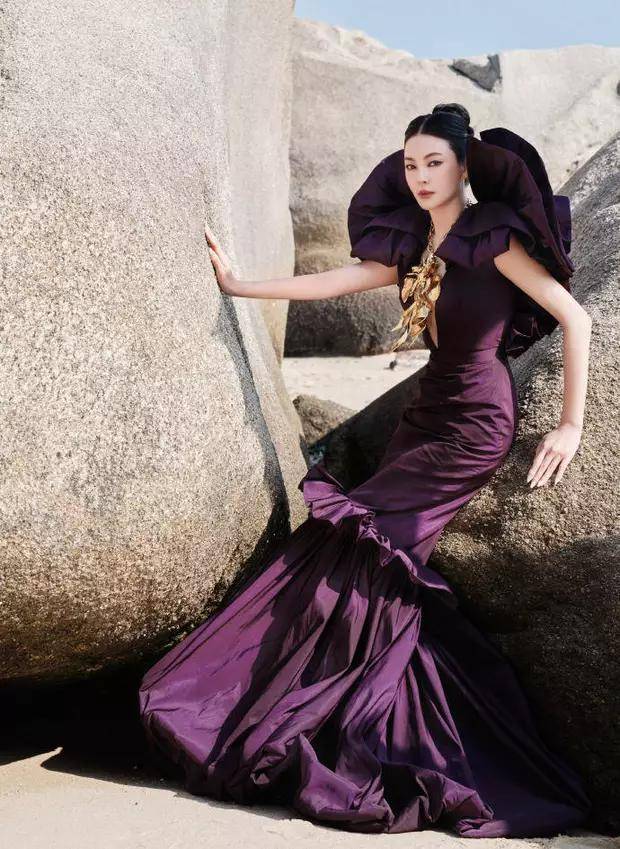 张雨绮穿紫色高定礼服现身,复古发型女王范儿十足_造型_照片_气质